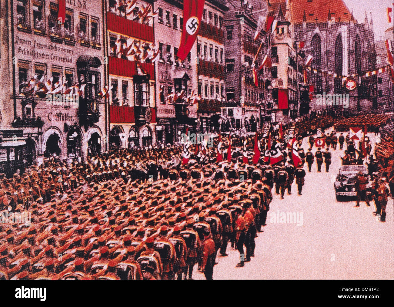 Les troupes d'Adolf Hitler salue sa limousine dans Pendant mars à Nuremberg, Allemagne, 1933 Banque D'Images