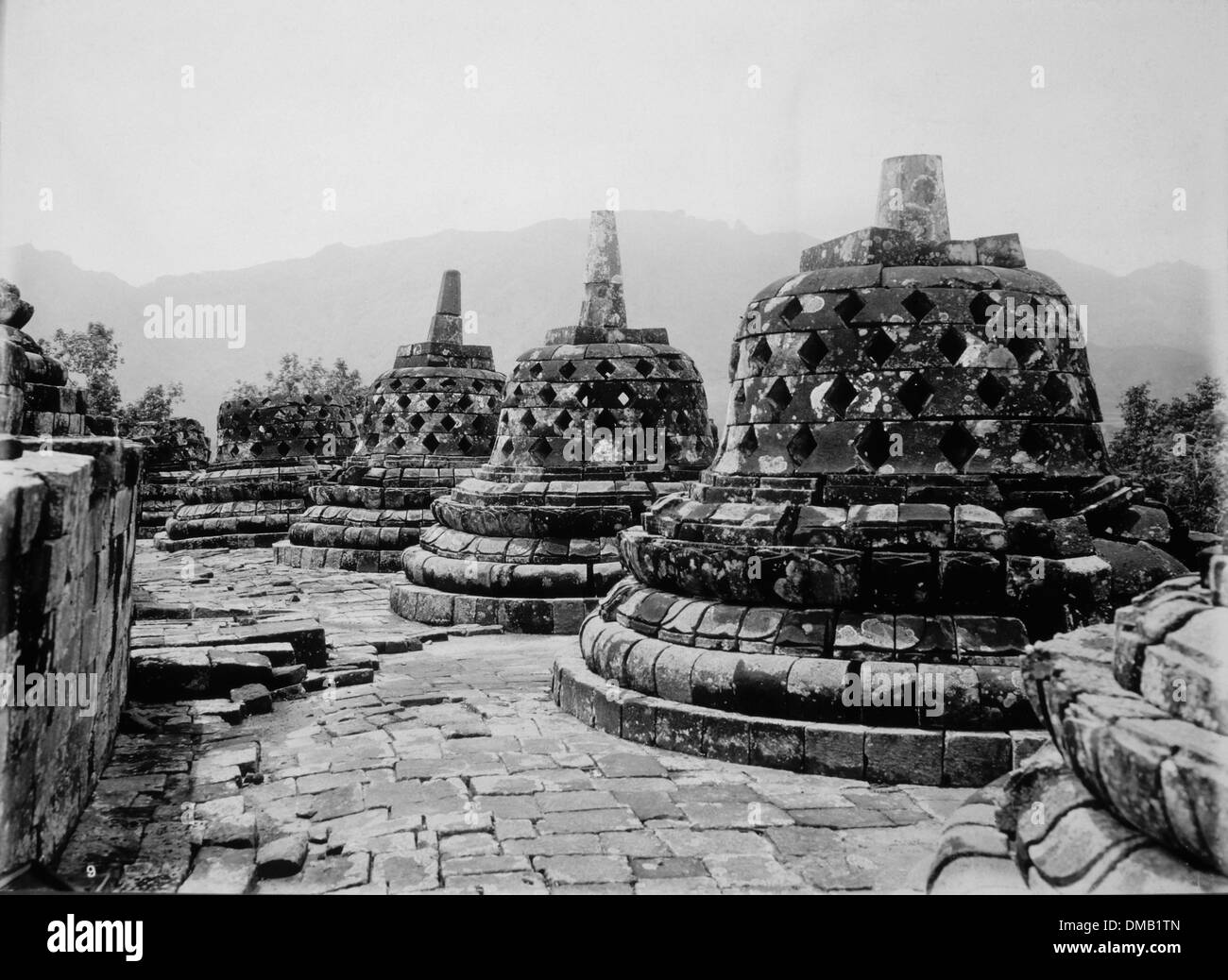 Cloches de stupas perforés sur la première terrasse, Temple de Borobudur, à Java, en Indonésie, vers 1900 Banque D'Images