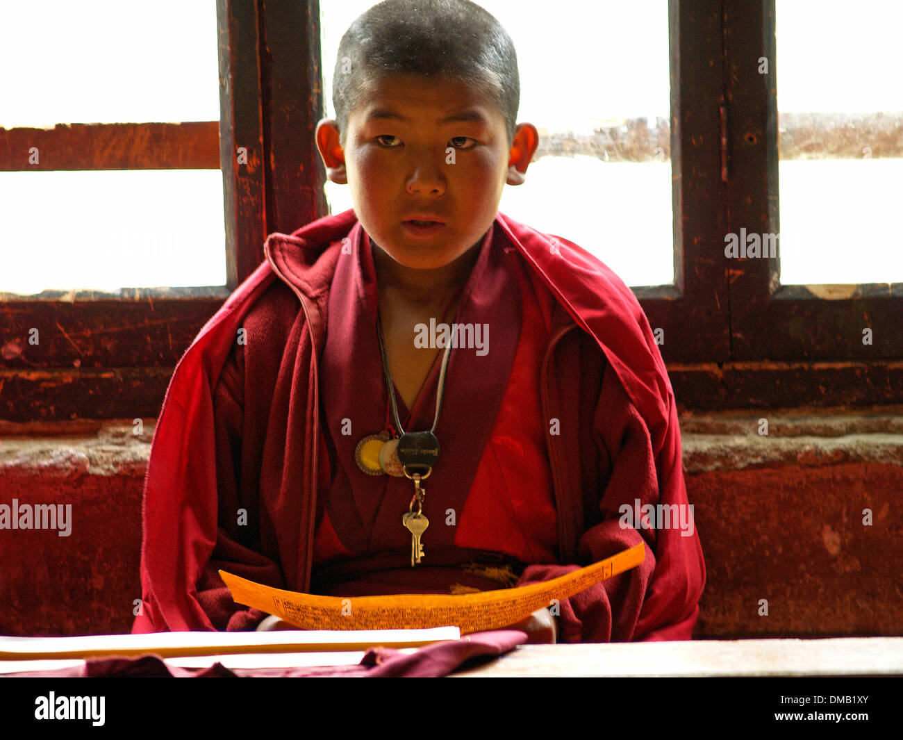 Un jeune moine étudiant récite des textes anciens, Dgchenphodrang,Monastère,Bhoutan Thimphu Banque D'Images