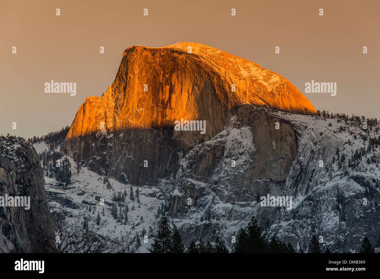 Vue d'hiver de demi-dôme, Yosemite National Park, California, USA Banque D'Images