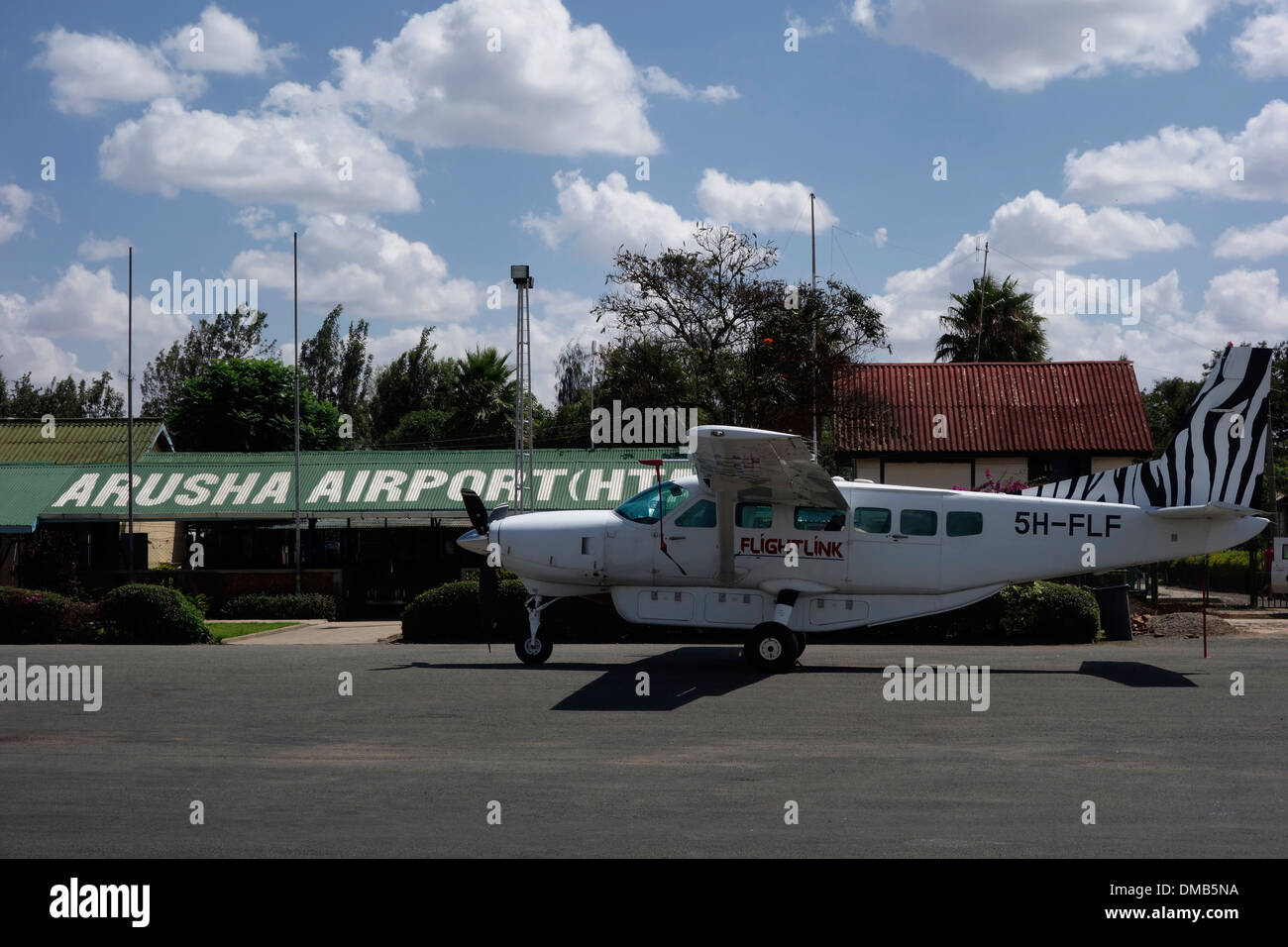 Un Cessna 208 Caravan avion turbopropulseur monomoteur de Flightlink Air Charters debout sur le tarmac de l'aéroport d'Arusha Tanzanie du Nord Afrique de l'Est Banque D'Images
