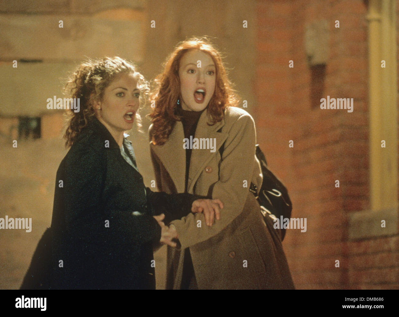 Légende urbaine 1998 TriStar Pictures film avec Rebecca Gayheart à droite et Alicia Witt Banque D'Images