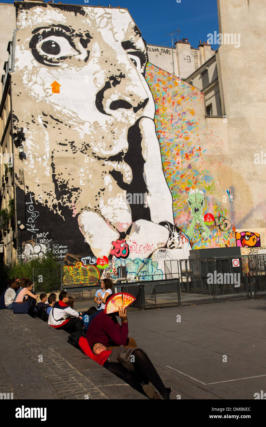 ESPLANADE EN FACE DE LA FONTAINE STRAVINSKY, UN TRAVAIL COMMUN PAR Jean Tinguely et Niki de Saint Phalle (1983), 4ème arrondissement, Paris (75), ILE-DE-FRANCE, FRANCE Banque D'Images