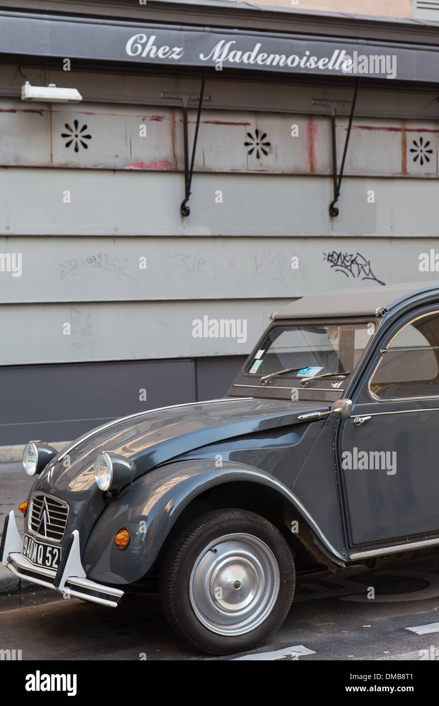2CV GRIS, RUE CHARLEMAGNE, 4ème arrondissement, Paris (75), ILE-DE-FRANCE, FRANCE Banque D'Images