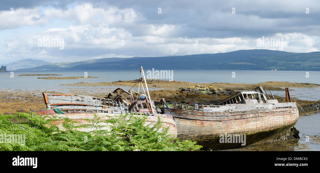 Vieux bateaux de pêche laissés à pourrir à Salen, sur la rive du Sound of Mull, Ecosse Banque D'Images