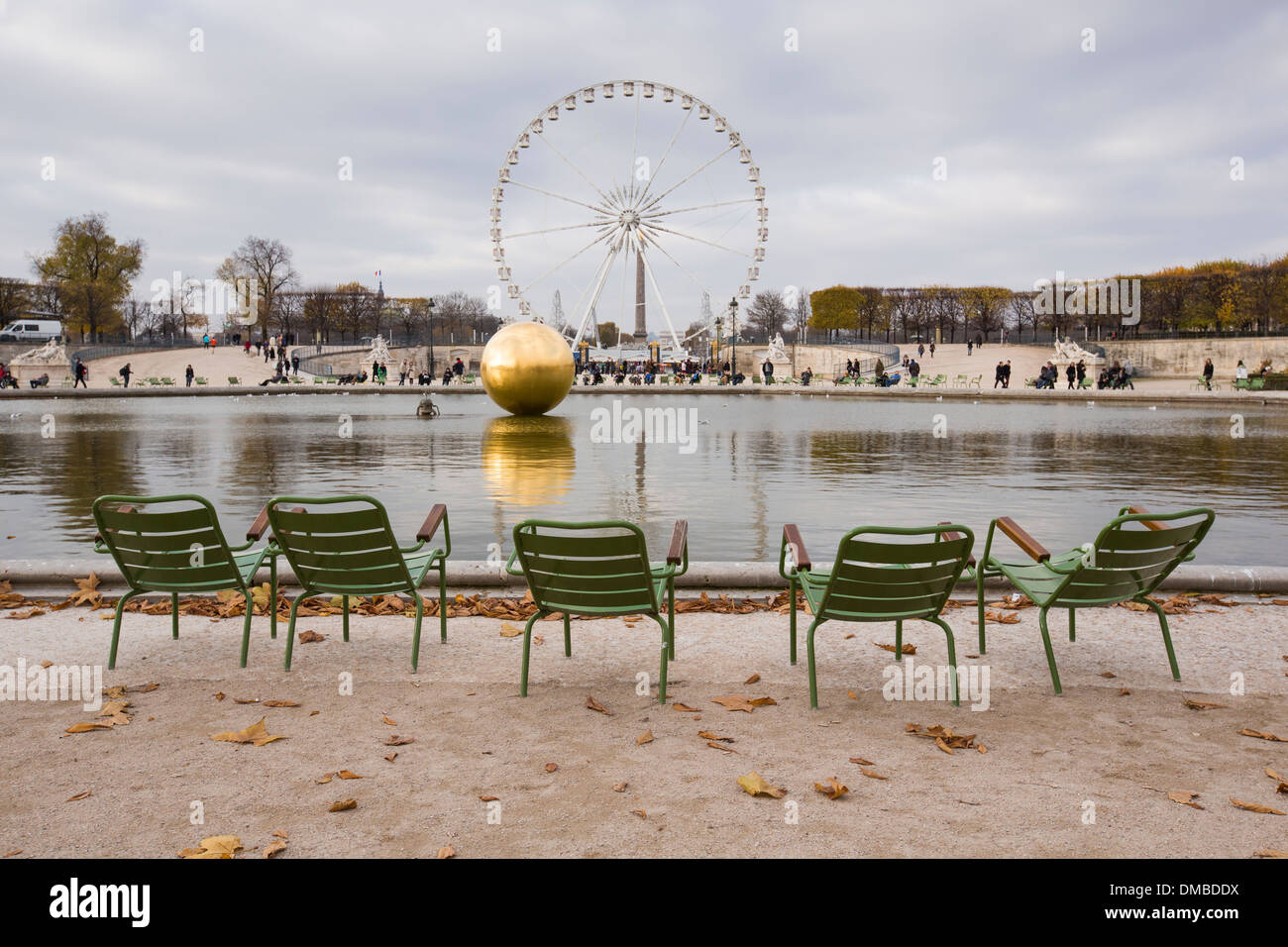 Le bassin de forme octogonale le Jardin des Tuileries avec la sculpture la sphère dorée. Banque D'Images