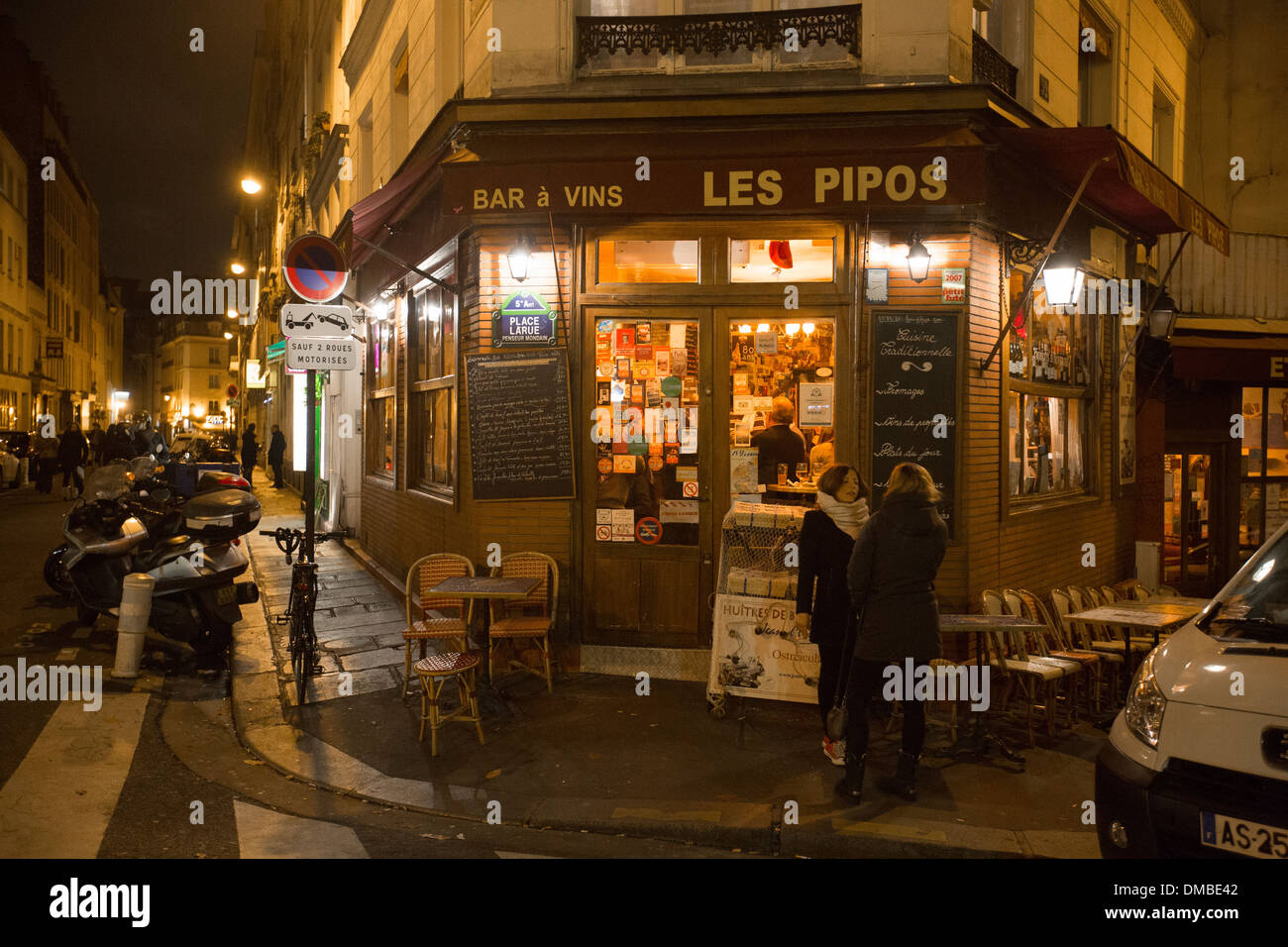 Les Pipos bar à vin en place LaRue à Paris, France Banque D'Images