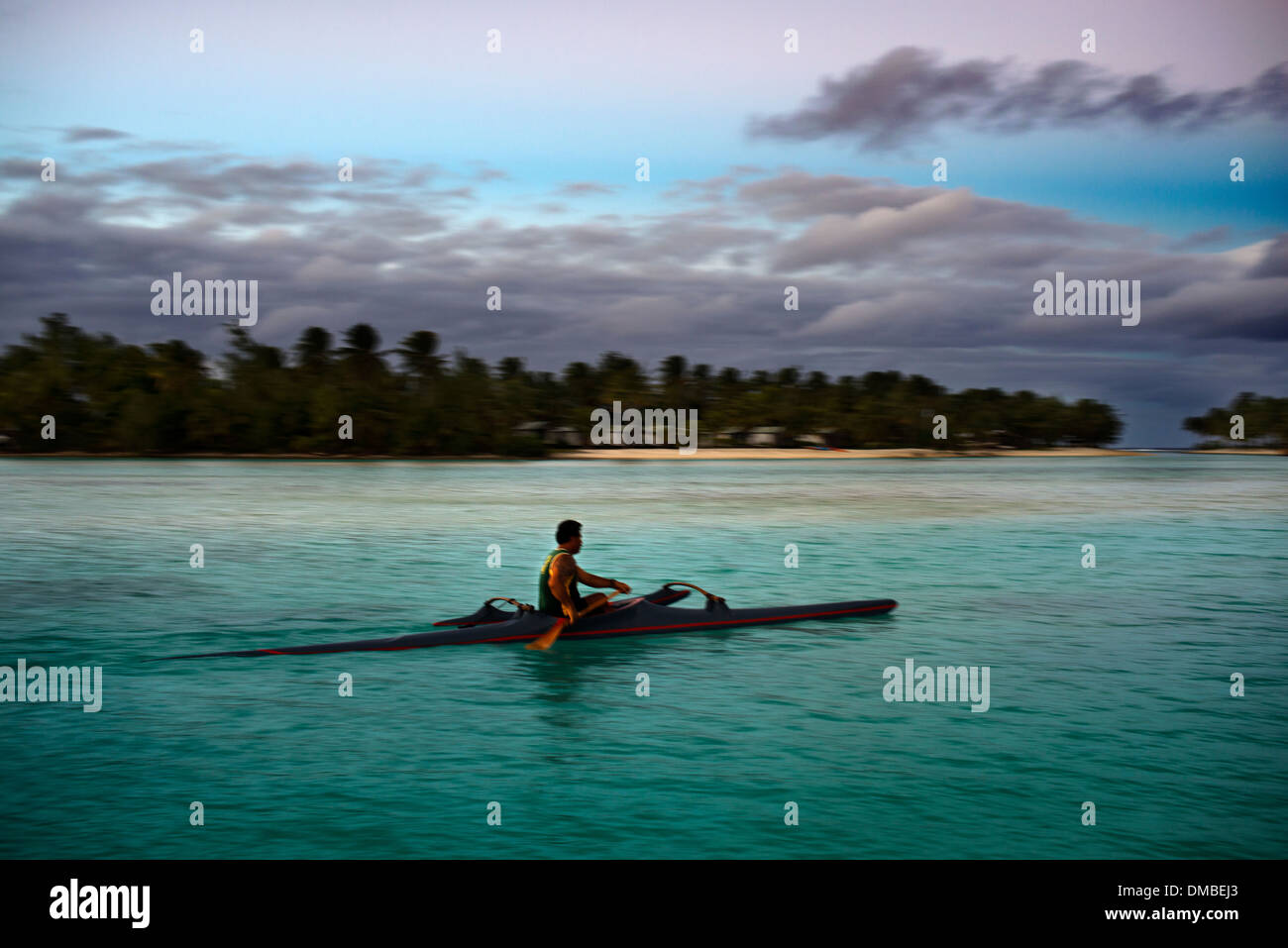 Aitutaki. L'île de Cook. Polynésie française. Océan Pacifique Sud. Le tourisme pratiqué l'aviron en regard de l'Aitutaki Lagoon Resort beachside Banque D'Images