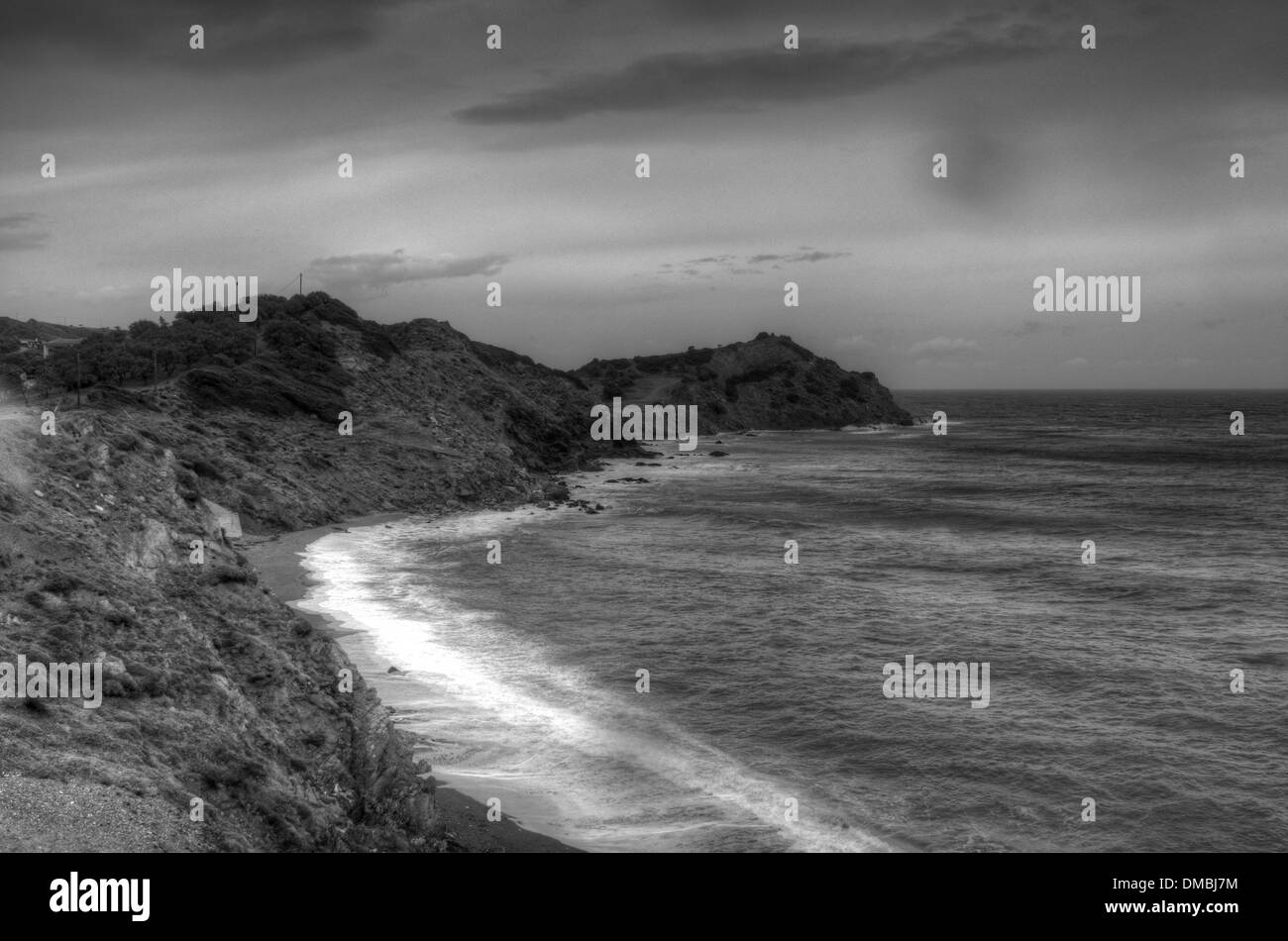 Quelques vagues avec un temps orageux et nuages dans un paysage magnifique et spectaculaire Banque D'Images