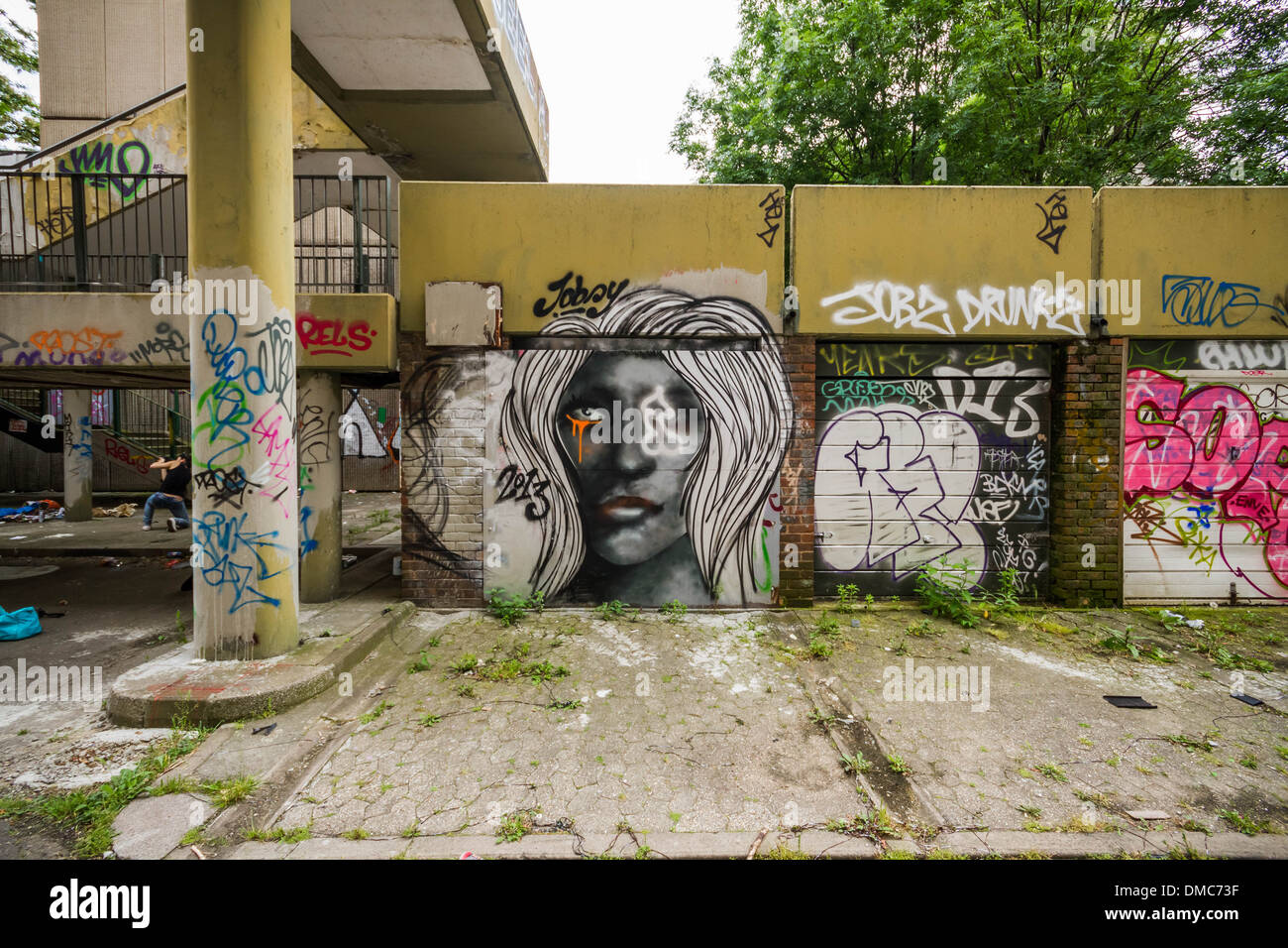 Graffiti art créatif et social sur l'Heygate Estate dans le sud de Londres, Logement, au Royaume-Uni. Banque D'Images