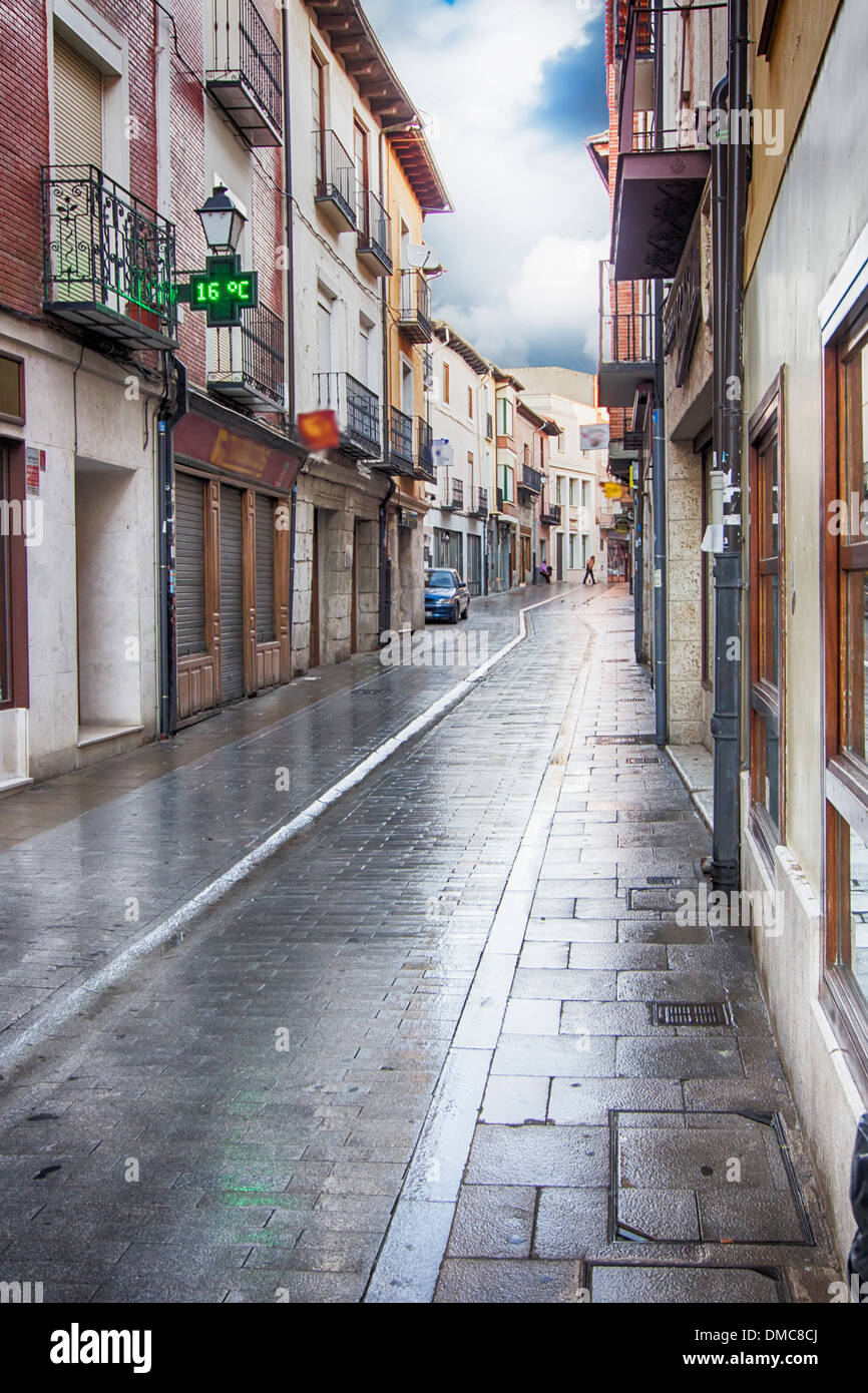 Street mouillée par la pluie à Tordesillas, Espagne Banque D'Images