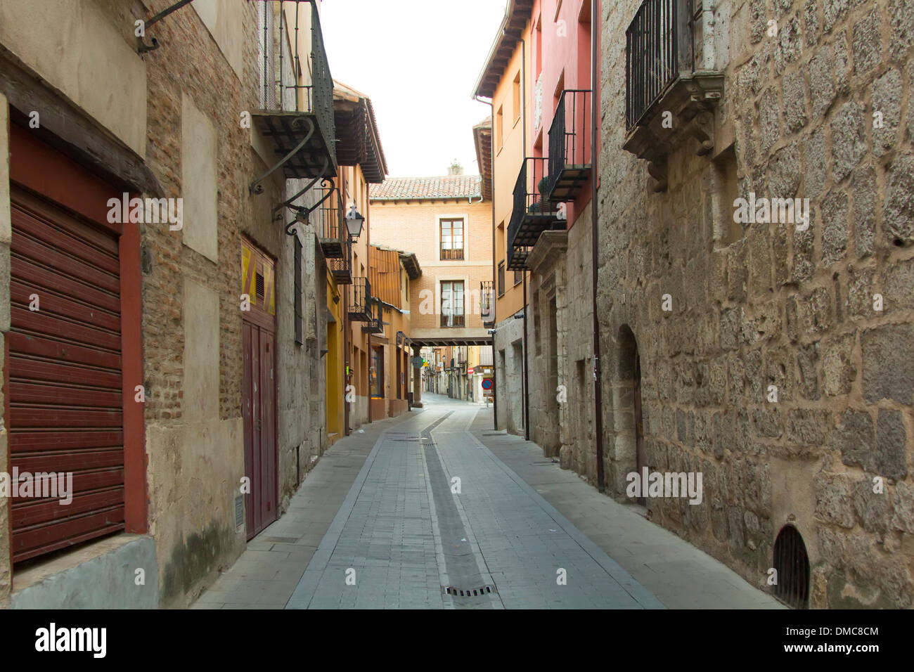 Et l'étroite rue typique de la ville de Tordesillas, Espagne Banque D'Images