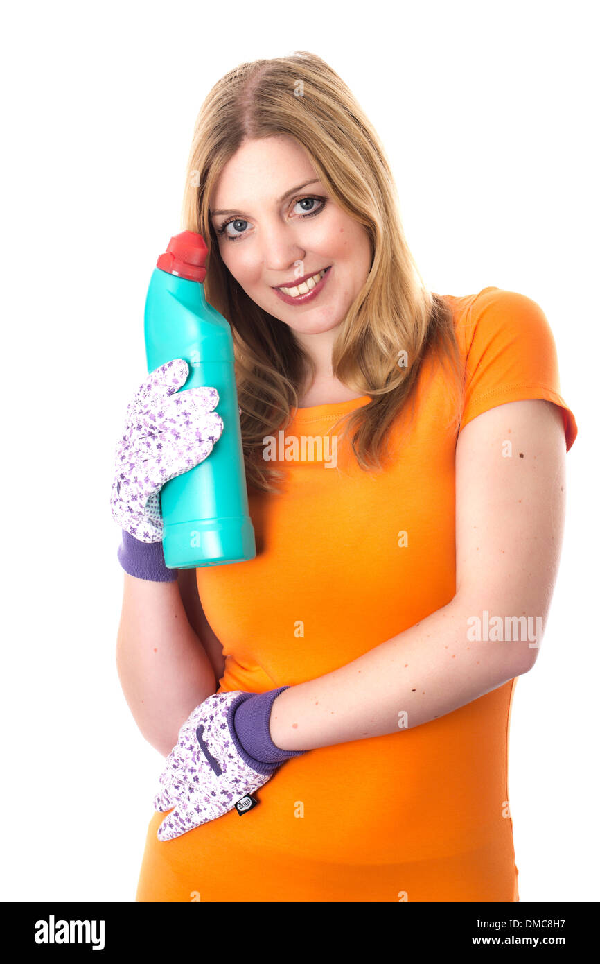 Jeune femme ou femme au foyer en portant des gants protecteurs tenant une bouteille de javel de nettoyage pour nettoyer les appareils ménagers comme les toilettes et lavabos Banque D'Images