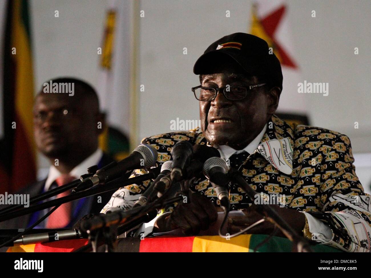 Chinhoyi, Zimbabwe. 13 Décembre, 2013. Le Président du Zimbabwe Robert Mugabe (R) livre un discours liminaire à l'ouverture de la conférence annuelle du peuple de la Zanu-PF, parti tenue à Chinhoyi, ville au nord de Harare, Zimbabwe, 13 décembre 2013. Le Zimbabwe peut interdire les exportations de matières premières platinum en deux ans et les mineurs devraient utiliser la période de construire une raffinerie, le président Robert Mugabe a déclaré vendredi. Credit : Stringer/Xinhua/Alamy Live News Banque D'Images