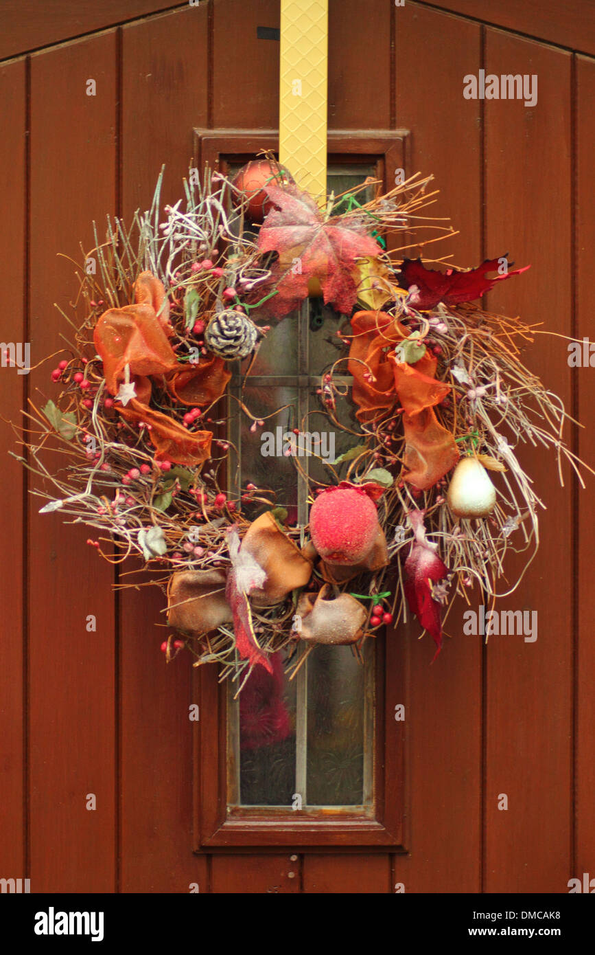 Couronne d'automne accrochée sur la porte de campagne traditionnelle, Angleterre. Banque D'Images