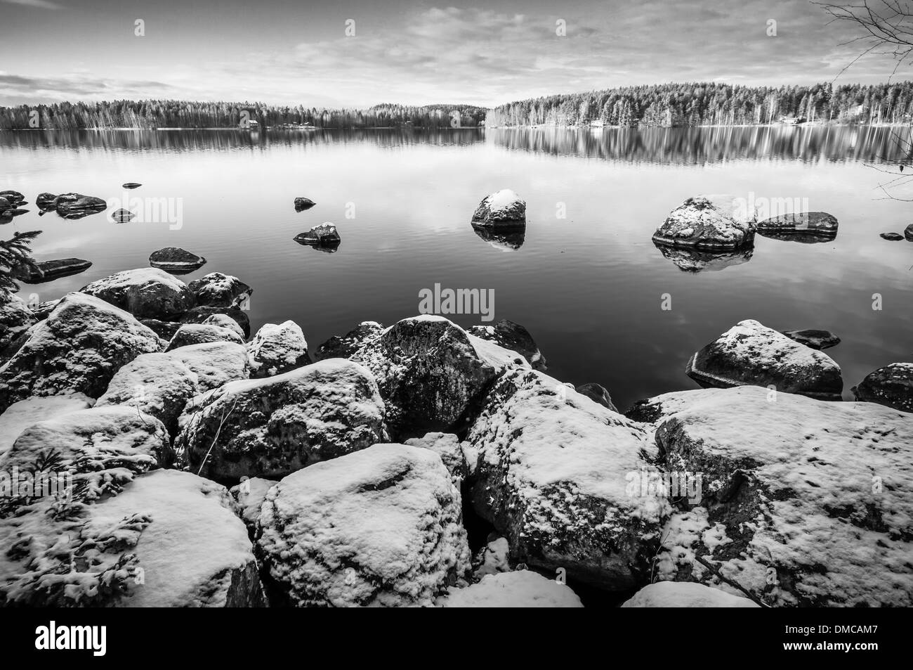 Snowy rochers dans l'eau au bord du lac Banque D'Images