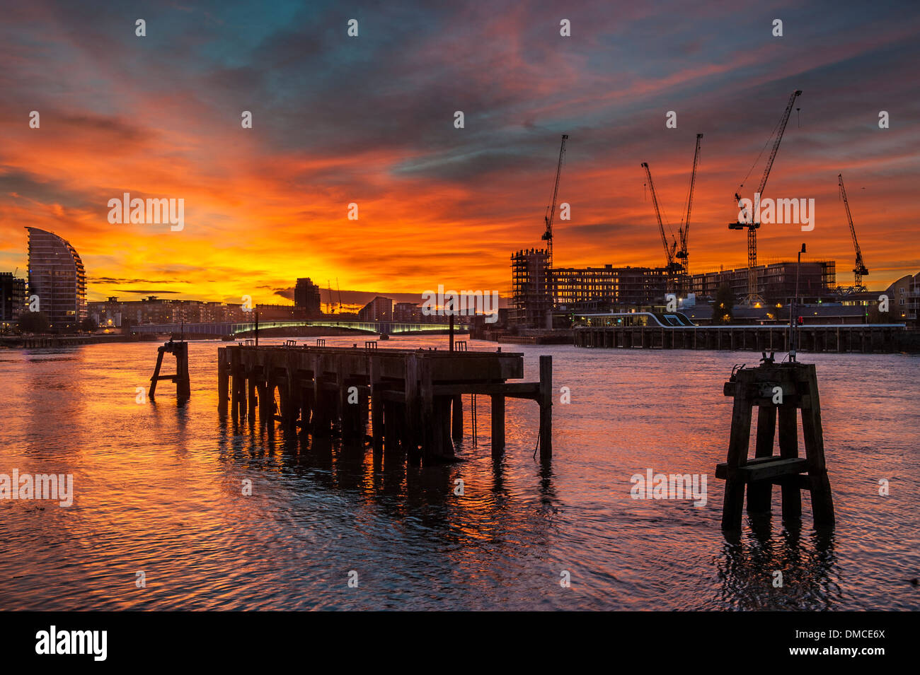 Un coucher de soleil sur la Tamise dans Wandsworth, Londres Banque D'Images