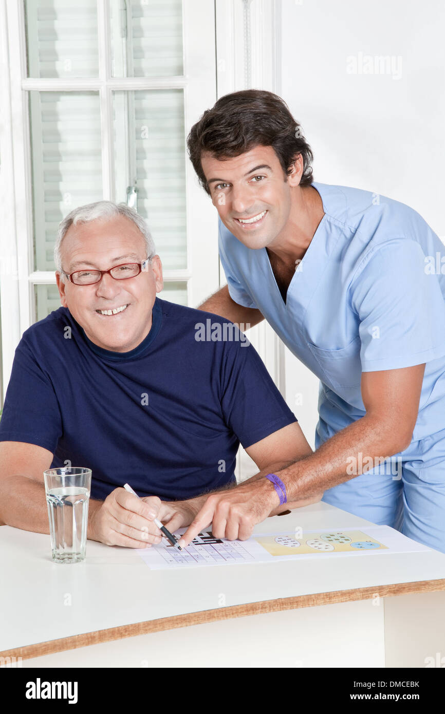 Homme mature Jouer Sudoku Banque D'Images