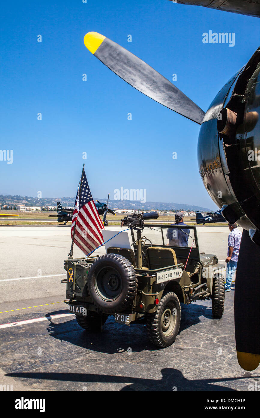 Une jeep de la Seconde Guerre mondiale vintage au spectacle aérien Wings over Camarillo de Camarillo en Californie Banque D'Images