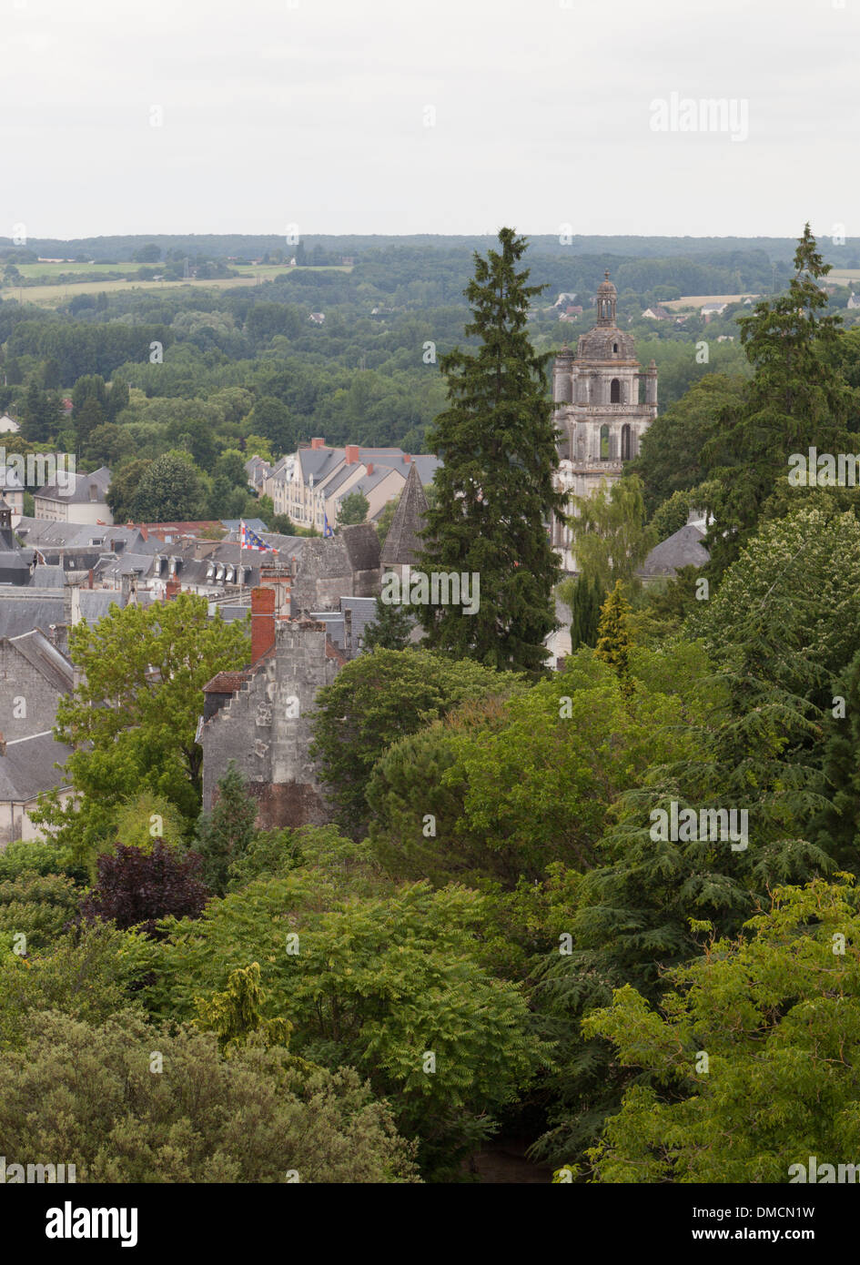 Loches, dans le département de l'Indre-et-Loire en France. Vue depuis le sommet du donjon (dungeon) 500 pieds au-dessus de la ville Banque D'Images