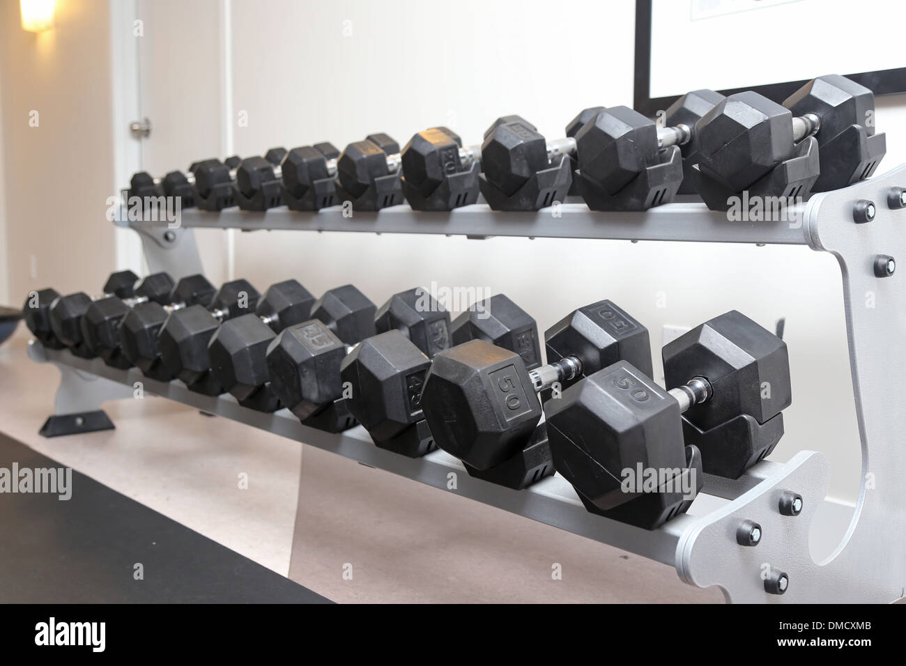 Les cloches sourdes-muettes alignées dans un studio de remise en forme Banque D'Images