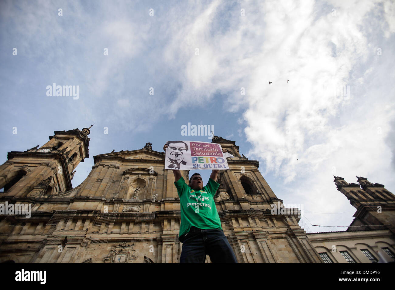 Bogota, Colombie. 13 Décembre, 2013. Un manifestant tient une bannière lors de la 'Marche de la paix et de la démocratie" au cours de la cinquième journée de manifestations contre la destitution du Maire de Bogota, Gustavo Petro à la place Bolivar dans la ville de Bogota, capitale de la Colombie, le 13 décembre 2013. Maire de la capitale colombienne de Bogota a été supprimé de post le Lundi et interdits d'exercer la charge de plus de 15 ans de mauvaise gestion dans le système de collecte des ordures dans la ville l'année dernière. Credit : Jhon Paz/Xinhua/Alamy Live News Banque D'Images