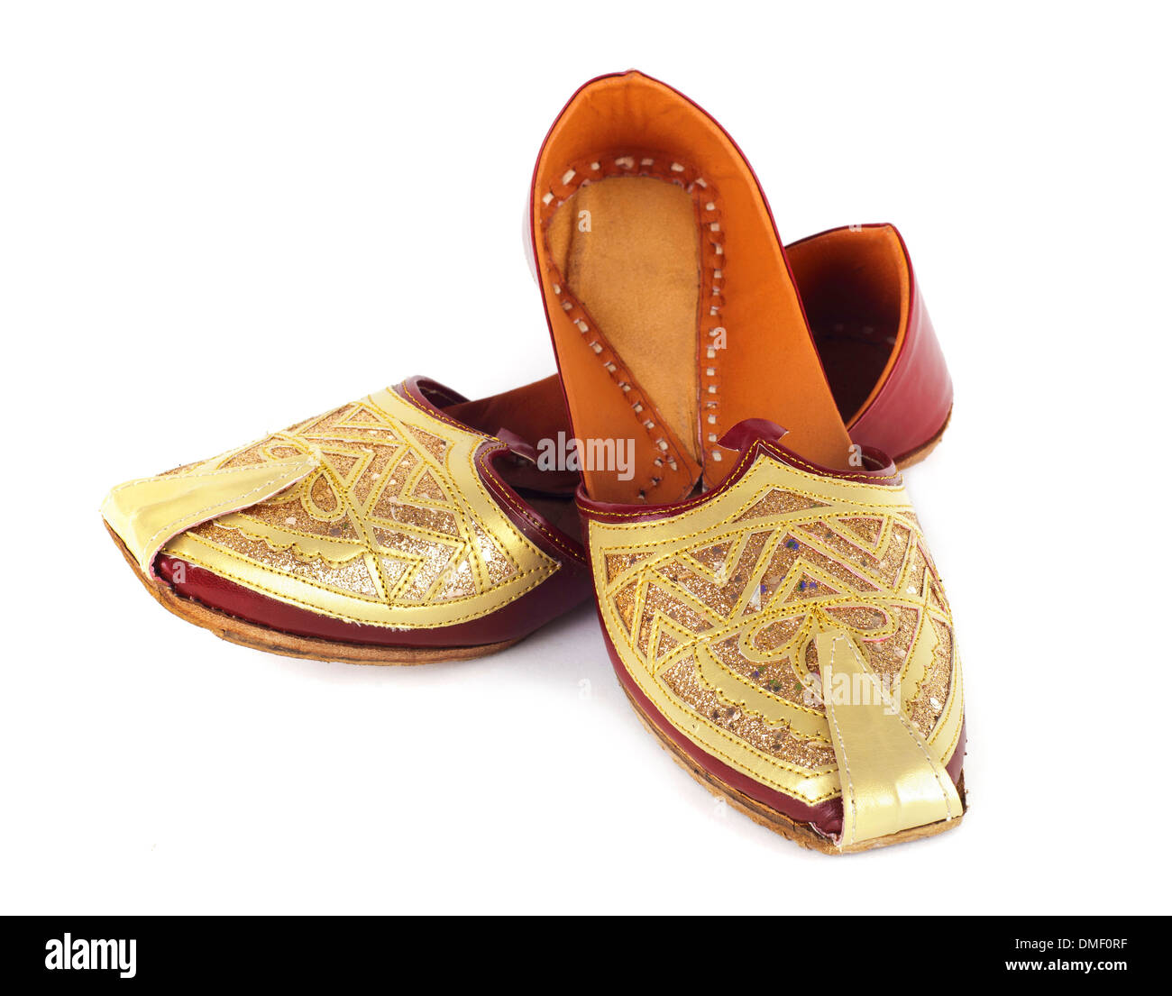Paire de chaussures traditionnelles indiennes sur fond blanc Photo Stock -  Alamy