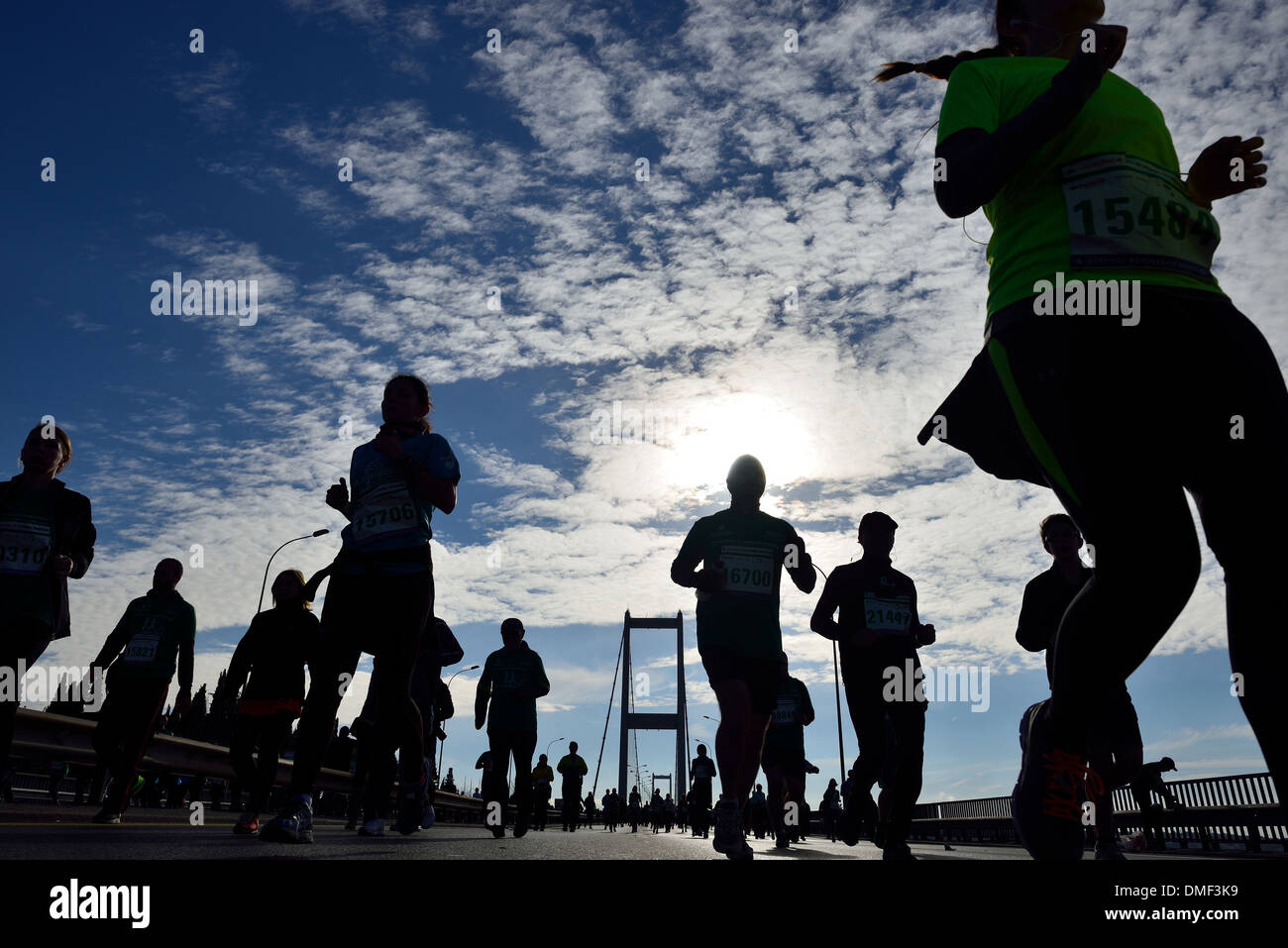 Les gens traversent le pont du Bosphore de l'Asie à l'Europe au cours de 35e Marathon Eurasia Istanbul Banque D'Images Les gens traversent le pont du Bosphore de l'Asie à l'Europe au cours de 35e Marathon Eurasia Istanbul Banque D'Images