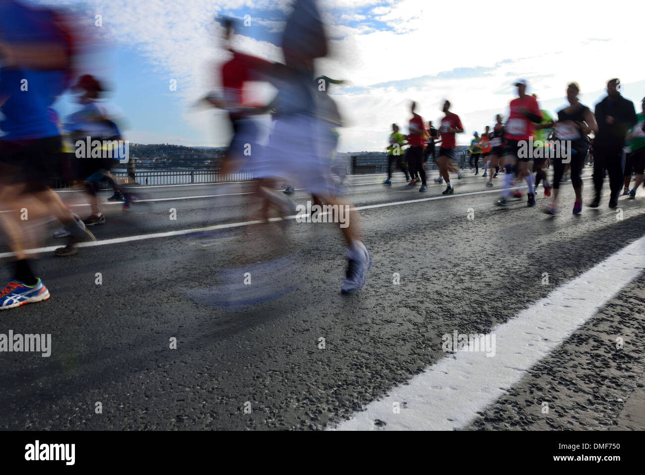 Les gens traversent le pont du Bosphore de l'Asie à l'Europe au cours de 35e Marathon Eurasia Istanbul Banque D'Images Les gens traversent le pont du Bosphore de l'Asie à l'Europe au cours de 35e Marathon Eurasia Istanbul Banque D'Images
