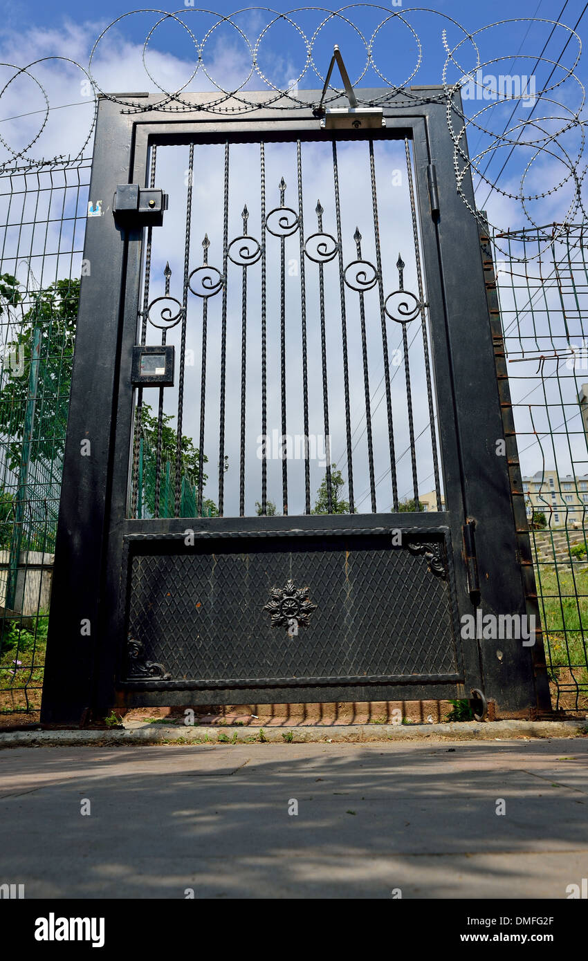 Des barbelés et des barbelés pour portes de haute sécurité Banque D'Images