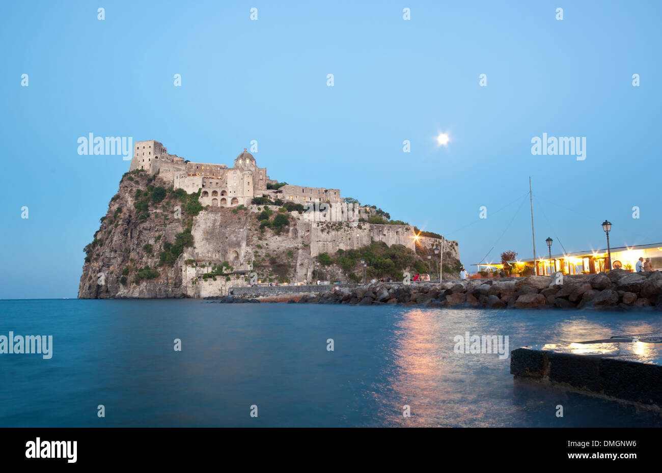 Château d'aragon par nuit dans l'île de Ischia, Italie Banque D'Images