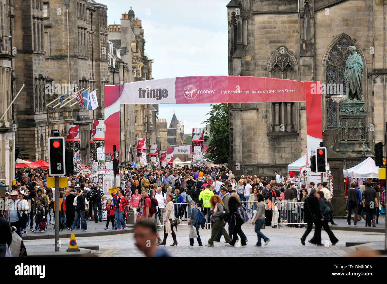 Une vue imprenable sur le Royal Mile d'Édimbourg, en Écosse durant le Festival d'Édimbourg en Écosse. Banque D'Images