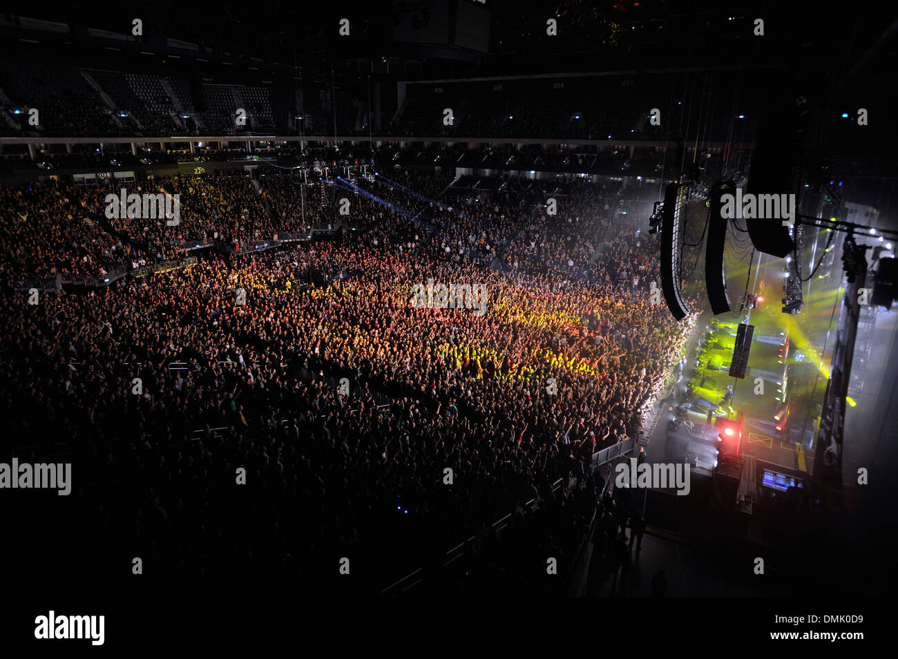 Vue de la scène et la foule à l'O2 Arena Mot à Berlin, en Allemagne lors d'un concert par le groupe de rock danois VOLBEAT. Banque D'Images