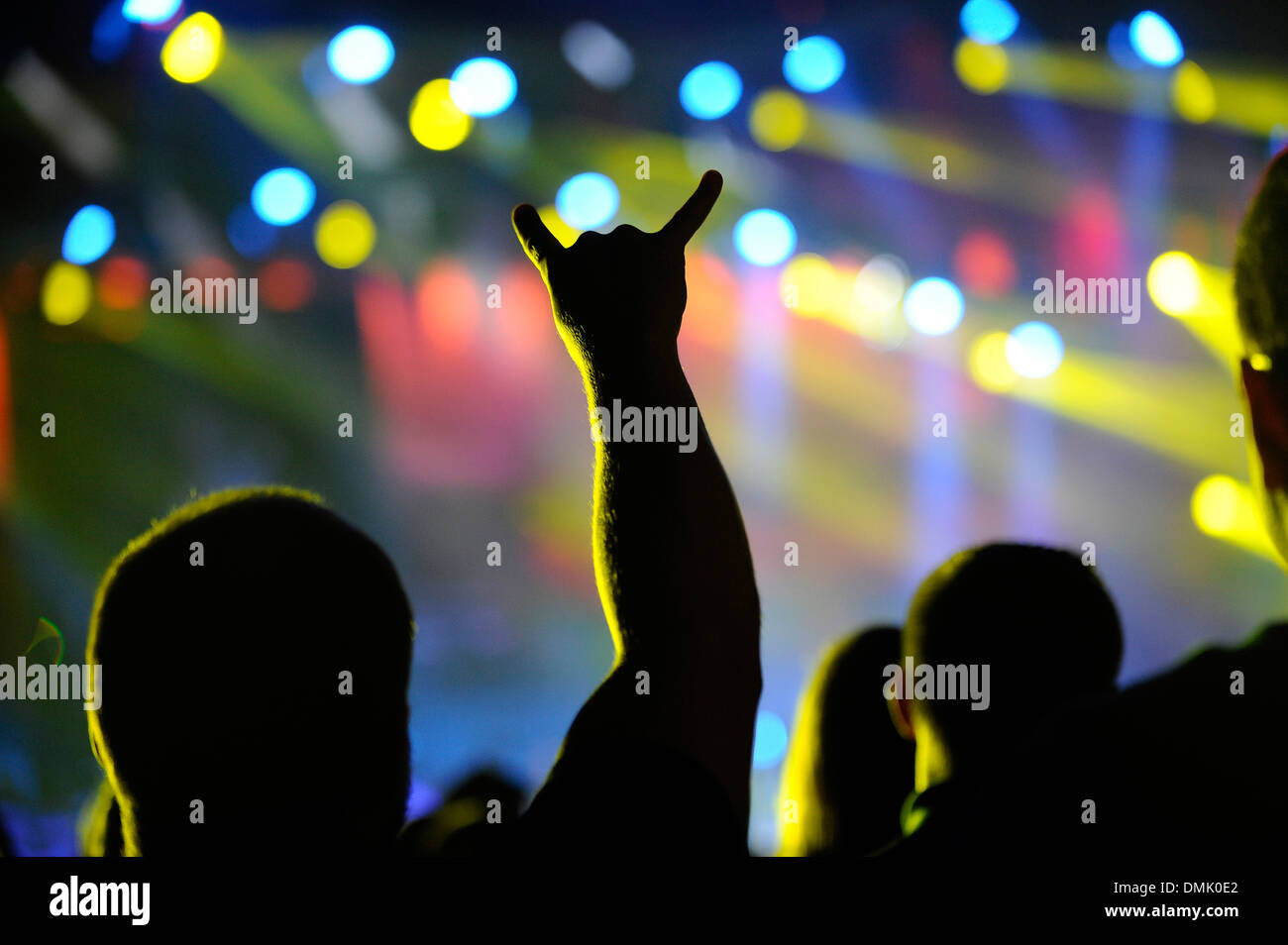 Fans silhouette sur le système d'éclairage à un concert de rock par le groupe danois VOLBEAT a tenu à l'O2 World Arena de Berlin. Banque D'Images