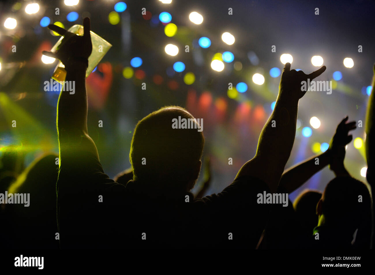 Fans silhouette sur le système d'éclairage à un concert de rock par le groupe danois VOLBEAT a tenu à l'O2 World Arena de Berlin. Banque D'Images