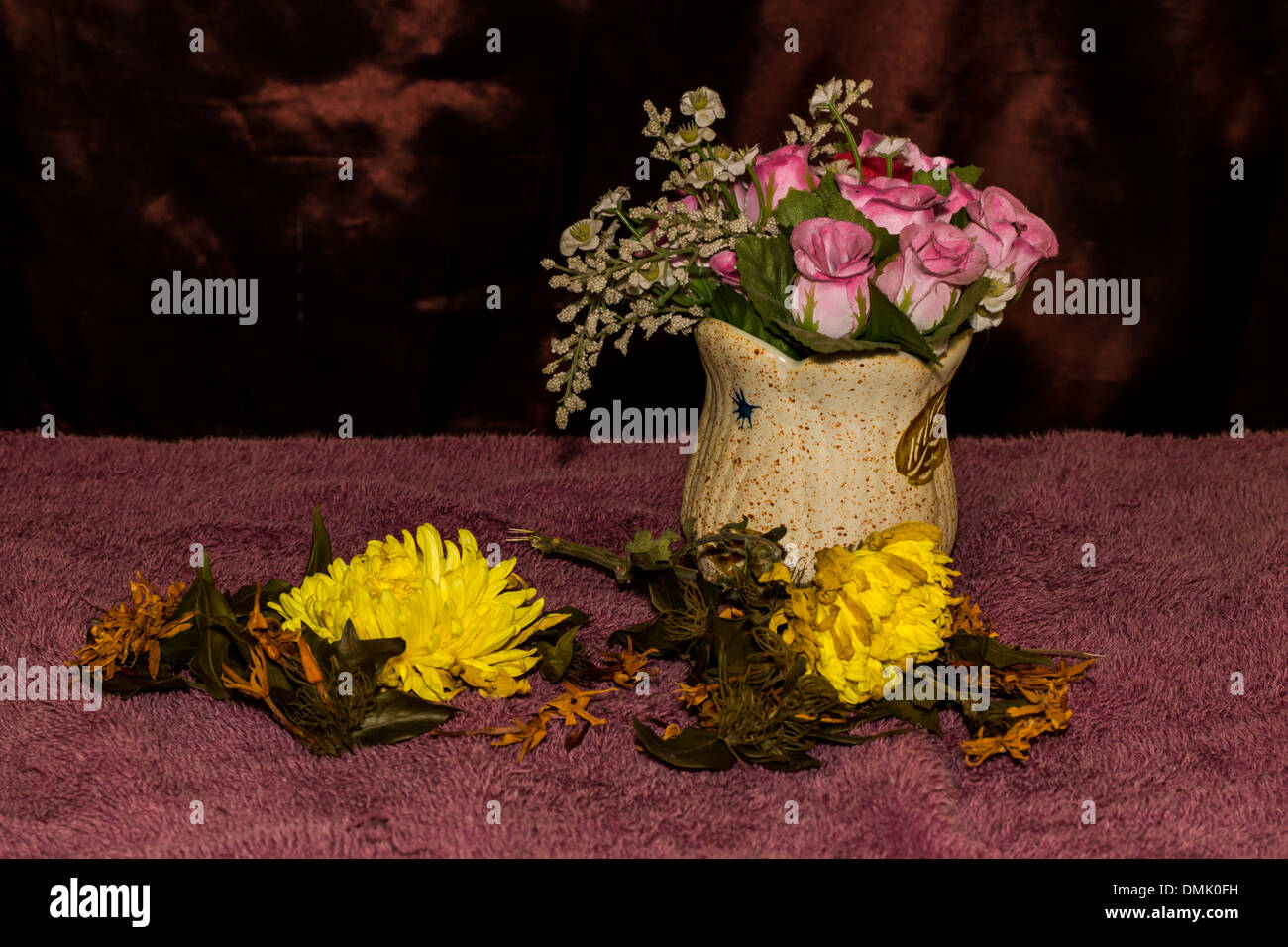 Still Life - Chrysanthème fanés et fleur en plastique Banque D'Images