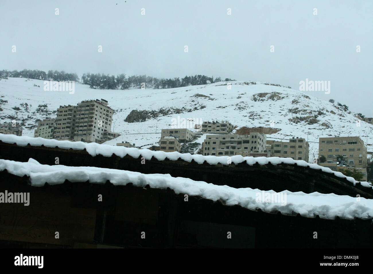 Naplouse, Cisjordanie, territoire palestinien. 14 Décembre, 2013. Vue générale sur la ville de Naplouse en Cisjordanie au cours de temps de neige le 14 décembre 2013. Des rapports établissent que la Cisjordanie a été touché par une tempête, frappant de Naplouse, Ramallah et Jérusalem. L'Autorité palestinienne a annoncé que les écoles seront fermées en raison de mauvaises conditions météorologiques : Crédit Nedal Eshtayah ZUMAPRESS.com/Alamy Images/APA/Live News Banque D'Images