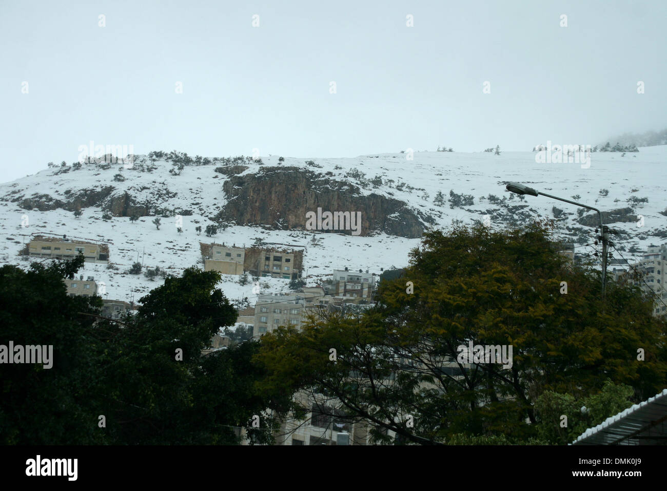 Naplouse, Cisjordanie, territoire palestinien. 14 Décembre, 2013. Vue générale sur la ville de Naplouse en Cisjordanie au cours de temps de neige le 14 décembre 2013. Des rapports établissent que la Cisjordanie a été touché par une tempête, frappant de Naplouse, Ramallah et Jérusalem. L'Autorité palestinienne a annoncé que les écoles seront fermées en raison de mauvaises conditions météorologiques : Crédit Nedal Eshtayah ZUMAPRESS.com/Alamy Images/APA/Live News Banque D'Images