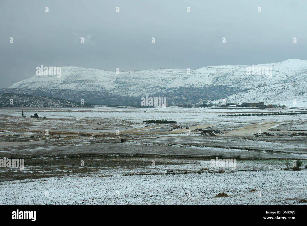 Naplouse, Cisjordanie, territoire palestinien. 14 Décembre, 2013. Vue générale sur la ville de Naplouse en Cisjordanie au cours de temps de neige le 14 décembre 2013. Des rapports établissent que la Cisjordanie a été touché par une tempête, frappant de Naplouse, Ramallah et Jérusalem. L'Autorité palestinienne a annoncé que les écoles seront fermées en raison de mauvaises conditions météorologiques : Crédit Nedal Eshtayah ZUMAPRESS.com/Alamy Images/APA/Live News Banque D'Images