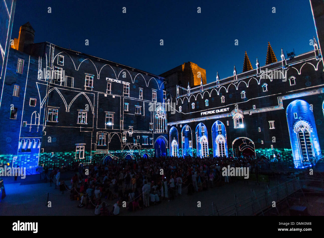 L'LUMINESSENCES D'AVIGNON, spectacle vidéo monumentale en 3D CRÉÉ PAR LA SOCIÉTÉ AMACLIO ET PROJETÉS SUR LES FAÇADES DE LA COUR D'HONNEUR DU PALAIS DES PAPES, VILLE D'AVIGNON, CITÉ DES PAPES ET RÉPERTORIÉ COMME UN SITE DU PATRIMOINE MONDIAL, Vaucluse (84), Banque D'Images