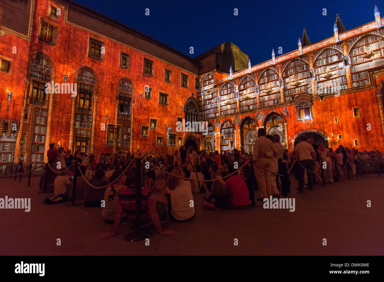 L'LUMINESSENCES D'AVIGNON, spectacle vidéo monumentale en 3D CRÉÉ PAR LA SOCIÉTÉ AMACLIO ET PROJETÉS SUR LES FAÇADES DE LA COUR D'HONNEUR DU PALAIS DES PAPES, VILLE D'AVIGNON, CITÉ DES PAPES ET RÉPERTORIÉ COMME UN SITE DU PATRIMOINE MONDIAL, Vaucluse (84), Banque D'Images