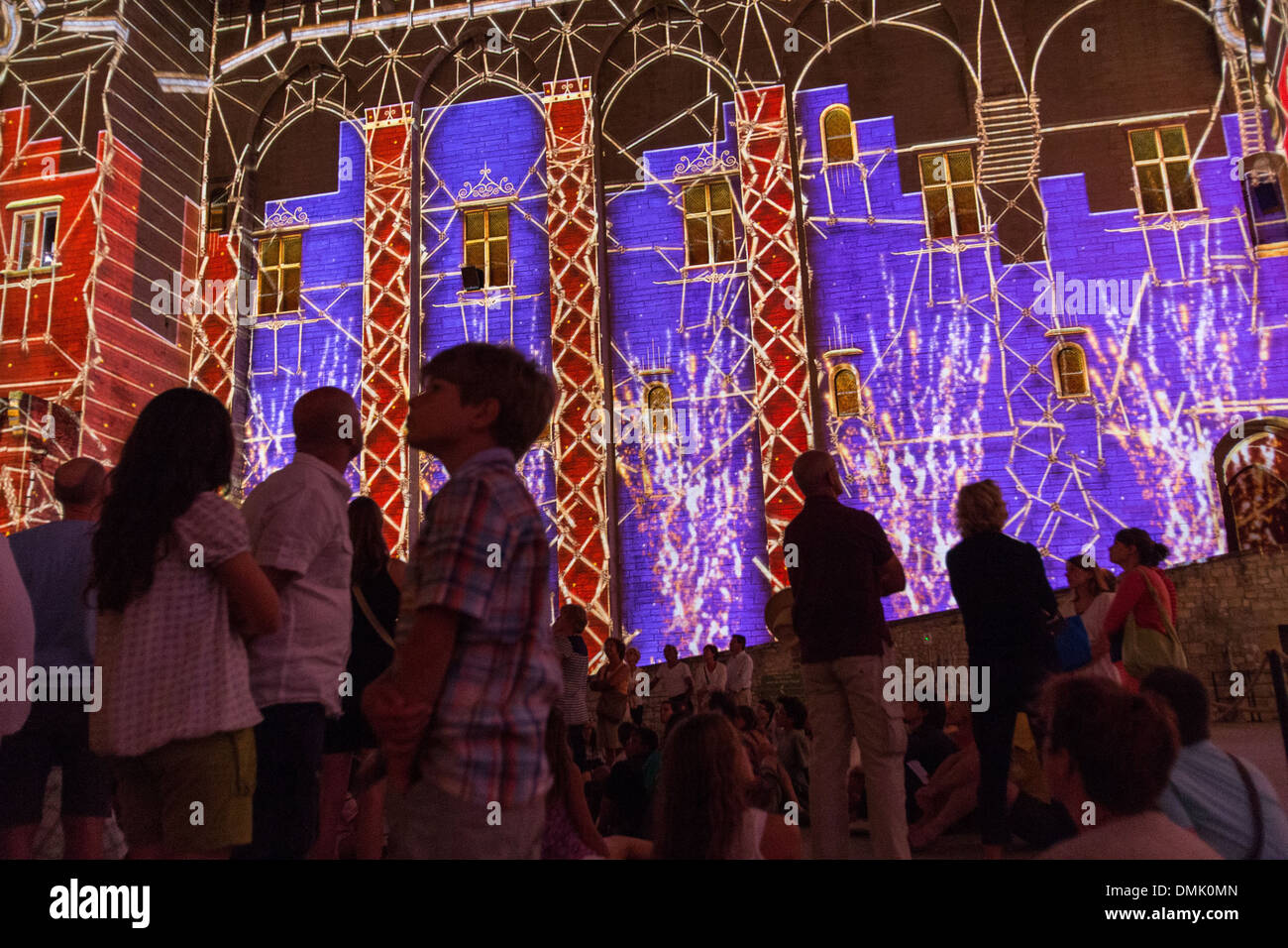 L'LUMINESSENCES D'AVIGNON, spectacle vidéo monumentale en 3D CRÉÉ PAR LA SOCIÉTÉ AMACLIO ET PROJETÉS SUR LES FAÇADES DE LA COUR D'HONNEUR DU PALAIS DES PAPES, VILLE D'AVIGNON, CITÉ DES PAPES ET RÉPERTORIÉ COMME UN SITE DU PATRIMOINE MONDIAL, Vaucluse (84), Banque D'Images