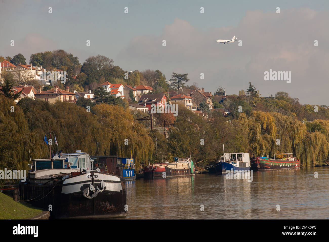 Péniches AMARRÉ AU QUAI DE L'ÄôORGE, RIVES DE LA SEINE À ATHIS-MONS, Essonne (91), FRANCE Banque D'Images