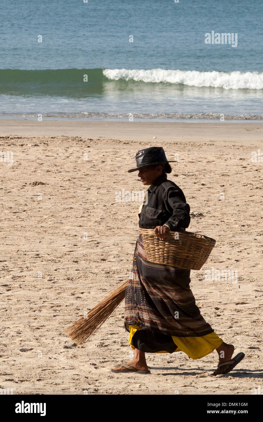 Intouchable INDIENNE LE NETTOYAGE DE LA PLAGE DE PALOLEM, région de Goa, Inde, Asie Banque D'Images