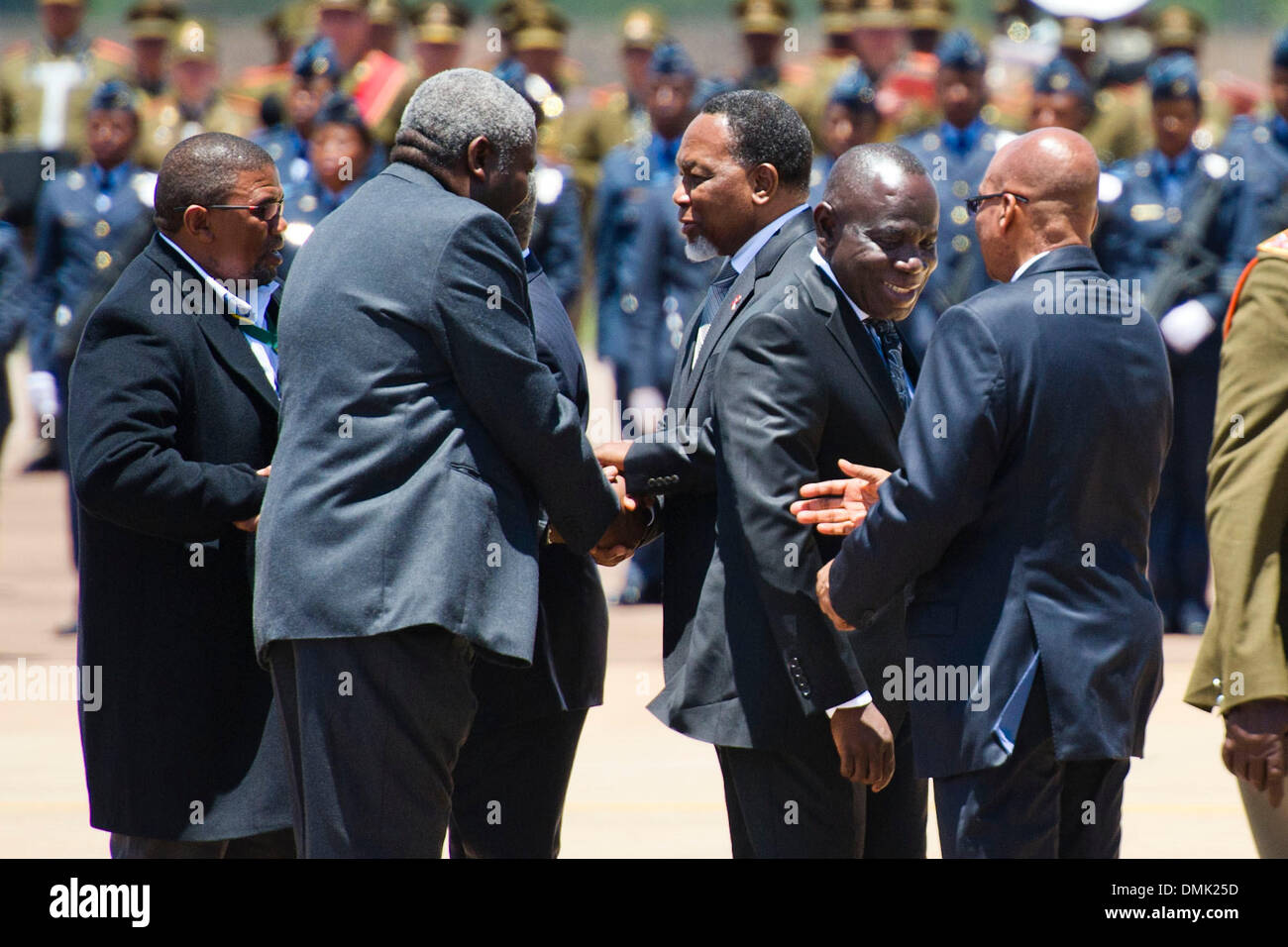 PRETORIA, AFRIQUE DU SUD : Le président Jacob Zuma, Thabo Mbeki et Kgalema Motlanthe, parlez à la famille Mandela au départ officiel pour Nelson Mandela à la base aérienne de Waterkloof le 14 décembre 2013 à Pretoria, Afrique du Sud. L'icône mondiale, Nelson Mandela est décédé paisiblement le soir du 5 décembre 2013 à son domicile à Houghton en famille. Tata sera inhumé au sa ferme demain. (Photo par Gallo Images / Foto24 Beuregem / Theana) Banque D'Images