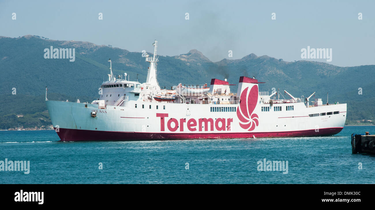 Le Toremar Oglasa est un ferry opérant près de Portoferraio, île d'Elbe, Italie. Il sert de lien de transport vital, reliant l'île au continent et facilitant les déplacements à travers la Méditerranée. Banque D'Images