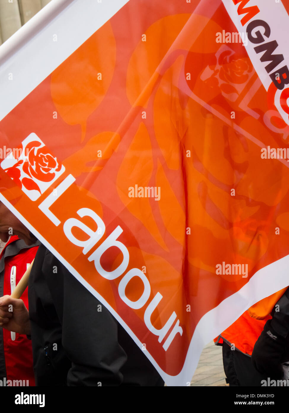 Portsmouth, Royaume-Uni. 14 décembre 2013. Une partie du travail est effectué comme drapeau des centaines de travailleurs BAE protester contre la possible fermeture de l'usine de construction navale BAE. Crédit : Simon Evans/Alamy Live News Banque D'Images