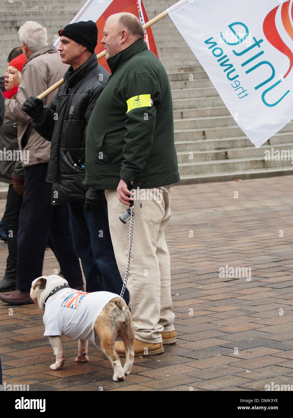 Portsmouth, Royaume-Uni. 14 décembre 2013. Un homme apporte son chien à un rassemblement et protester contre la possible fermeture de l'usine de construction navale de BAE à Portsmouth. Crédit : Simon Evans/Alamy Live News Banque D'Images