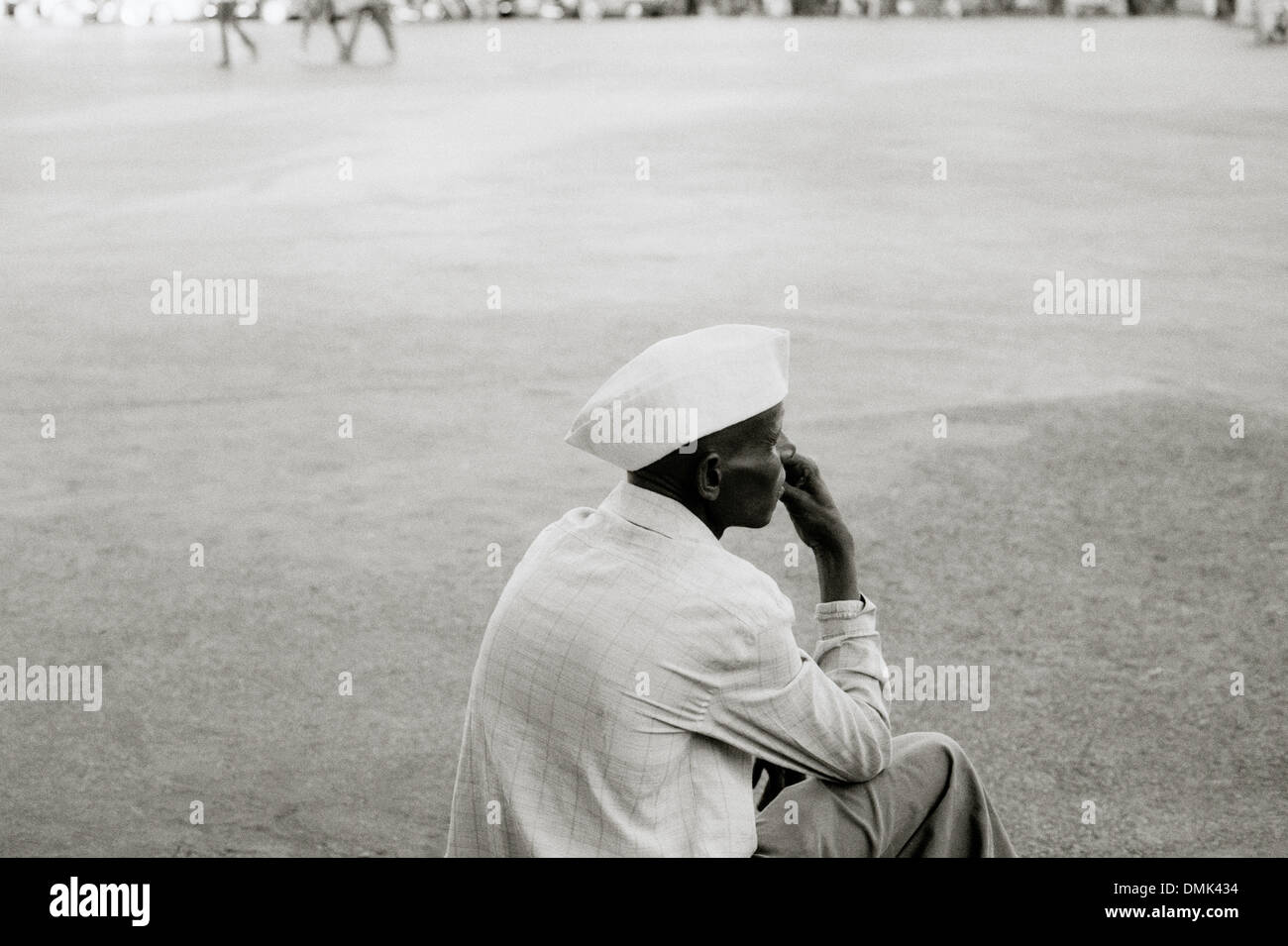 L'homme portant un chapeau de Gandhi dans l'extérieur de Victoria Chhatrapati Shivaji Terminus de Bombay Bombay dans le Maharashtra en Inde en Asie du Sud. Les Indiens de la Solitude Banque D'Images