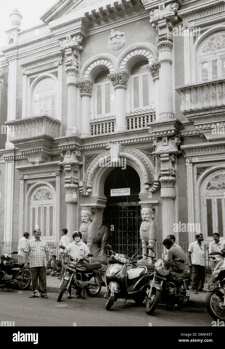 Un temple du feu zoroastrien Parsi Agiary à Mumbai Bombay en Maharasthra en Inde en Asie du Sud. Style de vie Les gens Religion religieux Les gens voyagent Banque D'Images